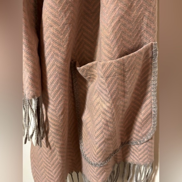 Pretty Persuasions- NWT Scarf with Pockets - Picture 3 of 5